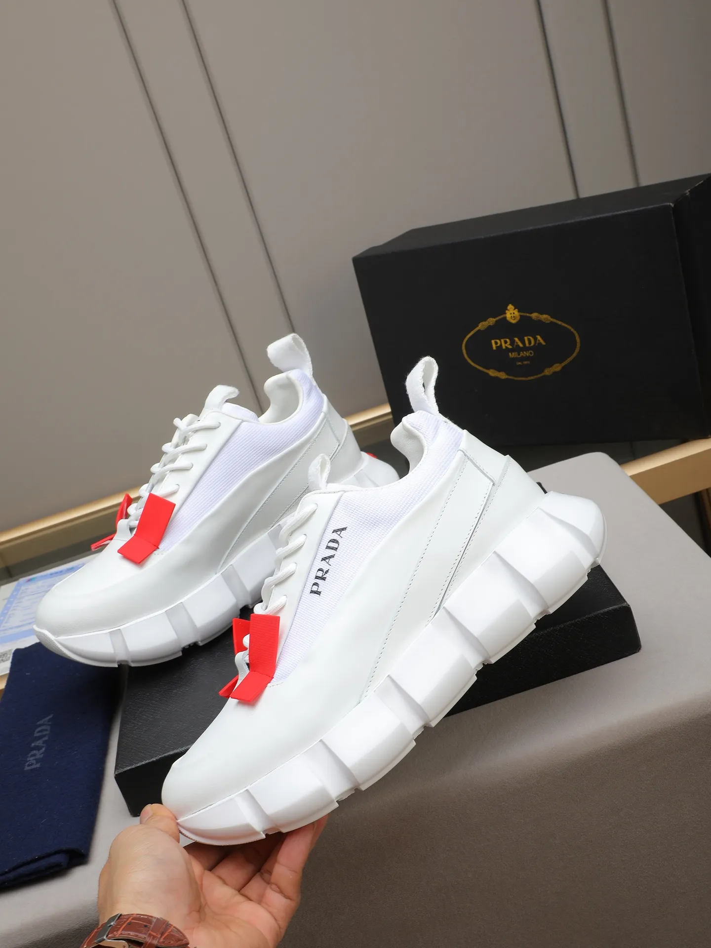 PP500 PRADA/Prada men's lace-up casual sports shoes, the upper is made of imported first-layer calfskin, soft, comfortable and breathable ➕ washed sheepskin lining! The tongue is decorated with the PRADA brand letter logo. The rubber thick sole echoes the red label tongue. The style is fashionable and elegant. The details are carefully crafted. A casual sports shoe with a super western style and excellent breathability!  Size: 38-44 (45 46 customized)
